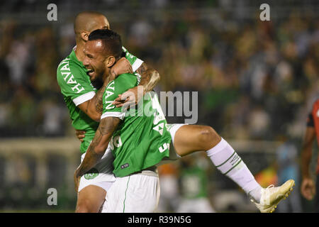 Chapecoense x Sport - lettore Chapecoense Leandro Pereira celebra il suo obiettivo con il giocatore Welington Paulista durante una partita contro lo sport a Arena Conde stadium per il campionato brasiliano a 2018. Foto: Renato Padilha / AGIF Foto Stock