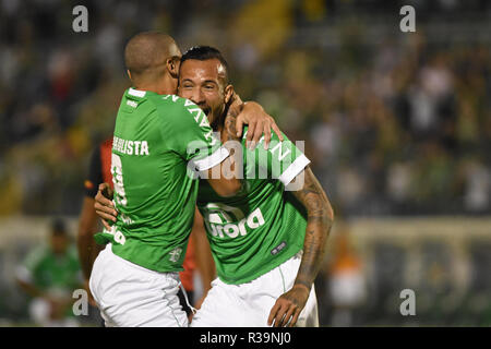 Chapecoense x Sport - lettore Chapecoense Leandro Pereira celebra il suo obiettivo con il giocatore Welington Paulista durante una partita contro lo sport a Arena Conde stadium per il campionato brasiliano a 2018. Foto: Renato Padilha / AGIF Foto Stock