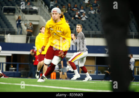 Arlington, Texas, Stati Uniti d'America. 22 Novembre, 2018. Nov. 22, 2018. Washington Redskins quarterback Colt McCoy si allunga durante il riscaldamento come Washington Redskins giocato Dallas Cowboys in un gioco di NFL sul giorno del Ringraziamento di AT&T Stadium di Arlington, TX. Credito: Ralph Lauer/ZUMA filo/Alamy Live News Foto Stock