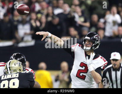 New Orleans, Louisiana, Stati Uniti d'America. 22 Novembre, 2018. Atlanta Falcons quarterback Matt Ryan getta contro i New Orleans Saints a New Orleans, Louisiana USA il 22 novembre 2018. Credito: Dan Anderson/ZUMA filo/Alamy Live News Foto Stock