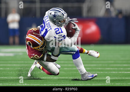 Arlington, Texas, Stati Uniti d'America. 22 Novembre, 2018. Dallas Cowboys running back Ezechiele Elliott (21) viene affrontato da Washington Redskins libero di sicurezza Ha Ha Clinton-Dix (20) durante la NFL partita di calcio tra Washington Redskins e Dallas Cowboys di AT&T Stadium di Arlington, Texas. Shane Roper/Cal Sport Media/Alamy Live News Foto Stock