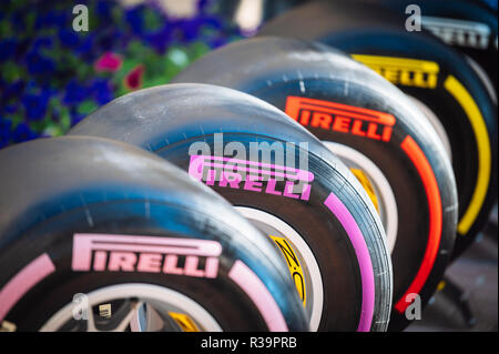 Abu Dhabi, negli Emirati Arabi Uniti. 22 Novembre, 2018. Pirelli - Pirelli pneumatici sia impostata sul display nel paddock all inizio della Formula 1 ad Abu Dhabi Grand Prix Weekend a Yas Marina Circuit di Abu Dhabi, negli Emirati Arabi Uniti il 22 novembre 2018. Foto: Jure Makovec Credito: Jure Makovec/Alamy Live News Foto Stock