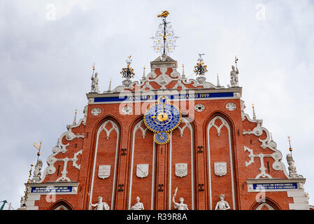 Dettaglio. Casa delle Teste Nere è un edificio situato nella città vecchia di Riga. L'edificio originale fu costruito durante il primo terzo del XIV C Foto Stock