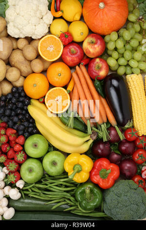 Frutta, frutta e verdura come apple,sfondo arancione Foto Stock