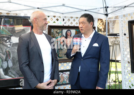 Xia Li 'Dream Series' mostra presso il Beverly Hills Art Show con: Richard Wearn, Professore, Università di Stato della California, Los Angeles, Joey Zhou, TV CINESE host dove: Los Angeles, California, Stati Uniti quando: 21 Ott 2018 Credit: Sheri Determan/WENN.com Foto Stock