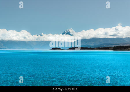 Acque blu del Lago Pukaki e Mount Cook, isola del Sud della Nuova Zelanda Foto Stock