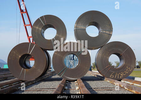 Pacco di rotoli di lamiera di ferro nel ironmaster, acciaio industria manifatturiera Foto Stock