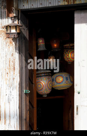 E colorata antica lampade pendenti ingresso di casa, illuminazione stradale Foto Stock