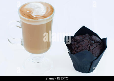 Un delizioso caffè e muffin al cioccolato Foto Stock