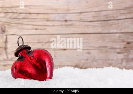 Cuore pendente nella neve Foto Stock