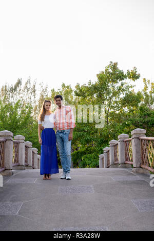 Corpo pieno colpo di multi etnico giovane in piedi insieme e in l Foto Stock