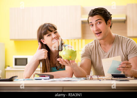 Famiglia giovane lottando con personal finance Foto Stock