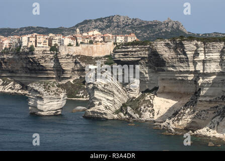 Bellissimo villaggio antico di bonifacio (corsica,Francia,incredibile sospeso su scogliere Foto Stock