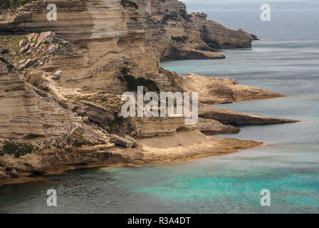 Bellissimo villaggio antico di bonifacio (corsica,Francia,sospeso su affascinanti scogliere Foto Stock