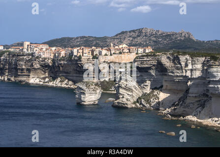 Bellissimo villaggio antico di bonifacio (corsica,Francia,sospeso su affascinanti scogliere Foto Stock