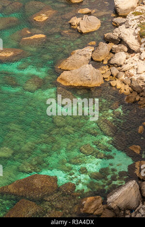 Bellissimo villaggio antico di bonifacio (corsica,Francia,sospeso su affascinanti scogliere Foto Stock