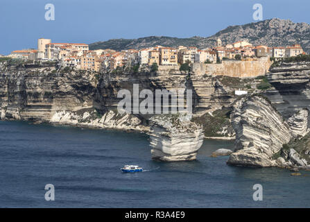 Bellissimo villaggio antico di bonifacio (corsica,Francia,sospeso su affascinanti scogliere Foto Stock