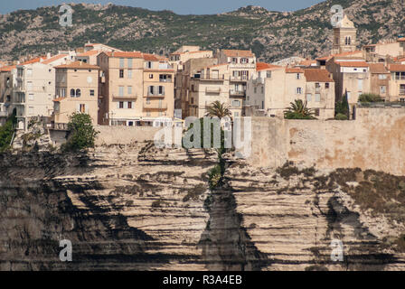 Bellissimo villaggio antico di bonifacio (corsica,Francia,sospeso su affascinanti scogliere Foto Stock