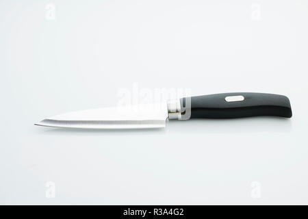 Cucina: vista superiore del coltello da cucina con lama in acciaio inox su sfondo bianco Foto Stock