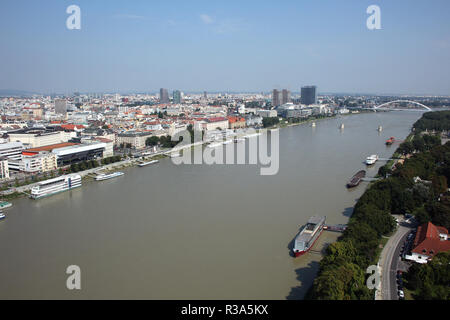 Vista sul fiume Danubio a Bratislava, Slovacchia Foto Stock