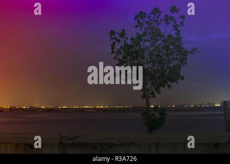 Manama, Bahrain - Vista notturna della città di Manama / Juffair / Mare / Vista notturna del Mare del Bahrain Foto Stock