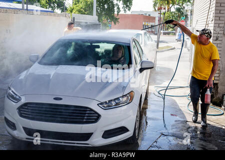 Miami Florida,Little Havana,auto lavaggio,bianco Ford Fusion,ispanico Latino latino immigranti etnici immigrati minoranza,adulti adulti uomo uomini maschio,worki Foto Stock