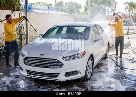 Miami Florida,Little Havana,auto lavaggio,bianco Ford Fusion,ispanico Latino latino immigranti etnici immigrati minoranza,adulti adulti uomo uomini maschio,worki Foto Stock