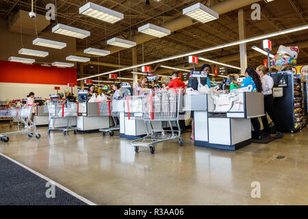 Miami Florida, Winn-Dixie, supermercato negozio di alimentari, cibo, checkout line coda cassieri cassiere, FL181115018 Foto Stock