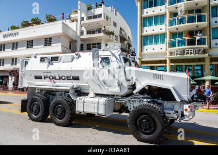 Miami Beach Florida, Ocean Drive, Veterans Day Parade Activities, polizia, di grado militare, carro armato-come corazzato resistente alle mine Ambush-protetto MRAP camion, FL18 Foto Stock