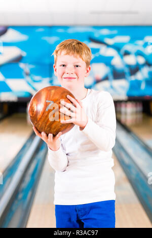 Ragazzo al bowling Foto Stock