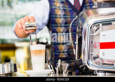 Barista cafe espresso si riversa nella cassa Foto Stock