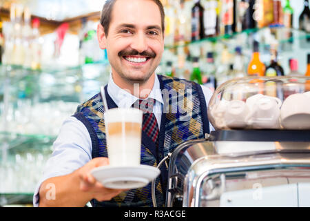 Barista cafe espresso si riversa nella cassa Foto Stock