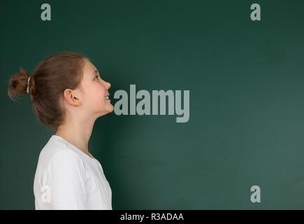 Studente guardando verso l'alto Foto Stock