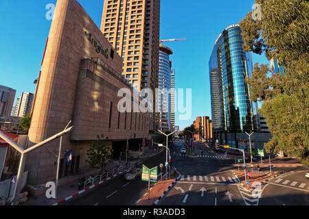 Tel Aviv, Israele, ottobre 2017 : autostrada Ayalon vista da Tel-Aviv Savidor stazione ferroviaria di Tel Aviv. Foto Stock