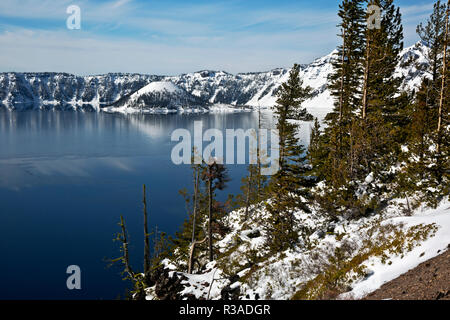 O02448-00...OREGON - Wizard Island visto dal Cleetwood Cove al parco nazionale di Crater Lake. Foto Stock