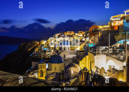 Scena notturna dell'isola di Santorini, Grecia. Santorini è l'isola più popolare per una buona ragione, fantastiche spiagge e la vita notturna. Foto Stock