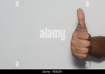 Asian business caucasica uomo donna dipendente aziendale che mostra thumps up, isolato sullo sfondo bianco. Approvazione, d'accordo, come, positivo approvare, win-winne Foto Stock