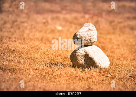 Cumulo di pietra bianca pila di rock decorazione in stile verticale composizione, copia dello spazio. Armonia, stabilità, resistenza, benessere, concetto. Utile in h Foto Stock