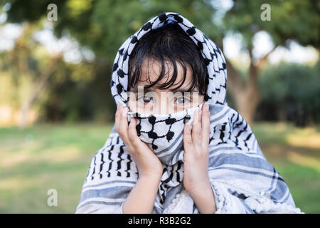 Piccolo palestinese ragazza con Keffiyeh Foto Stock