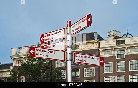 Modo diverso segno per indicazioni turistiche in Amsterdam Paesi Bassi Foto Stock