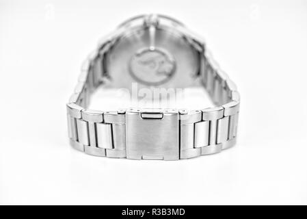 Argento orologio da polso automatico con bracciale su sfondo bianco Foto Stock