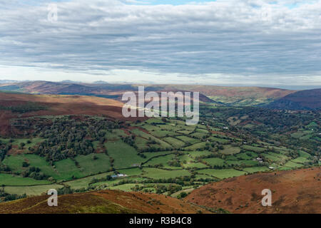 Vista nord dal vertice del Pan di Zucchero fino alla valvola di Ewyas con Partrishow Hill (sinistra), Hatterrall Hill (a destra) e nero Darren in distanza. Aber Foto Stock