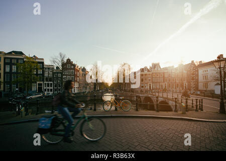 Amsterdam gente in bicicletta nella parte storica di Amsterdam, Paesi Bassi. Foto Stock