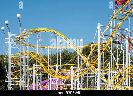 Roller Coaster dei binari in un parco di divertimenti Foto Stock