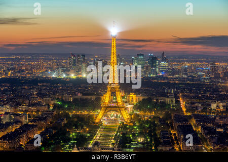 Parigi, Francia - 5 Maggio 2016: bella Parigi vista dello skyline di Torre Eiffel durante lo spettacolo di luci al crepuscolo, Parigi, Francia Foto Stock