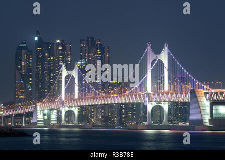 Gwangan Bridge con la città di Busan in background di Busan, Corea del Sud. Foto Stock