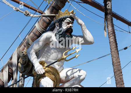 Nettuno figura, galeone Neptune a prua, nave a vela da Polanski film Pirati, Genova, liguria, Italy Foto Stock