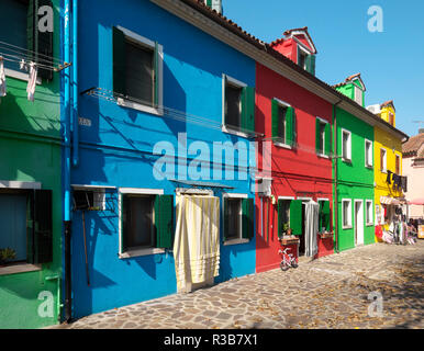 Tipiche case colorate, isola di Burano, Venezia, Veneto, Italia Foto Stock