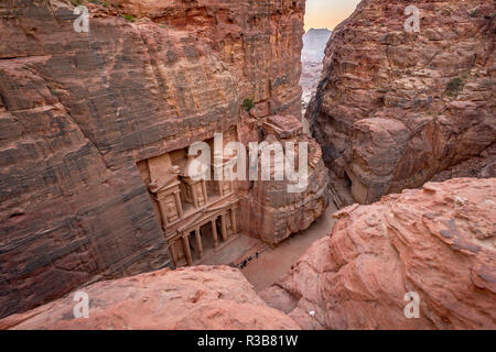 Vista da sopra nella gola Siq, faraone treasure house scavata nella roccia, la facciata della casa del tesoro Al-Khazneh, Khazne Foto Stock