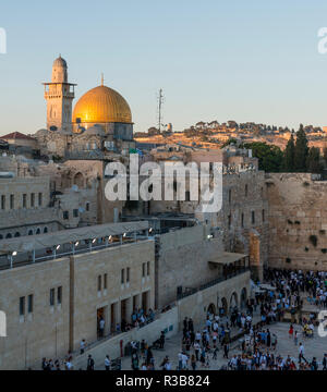 Cupola della roccia, anche come Qubbat-sachra, Kipat Hasela, con il Muro del Pianto, la Città Vecchia di Gerusalemme, Israele Foto Stock